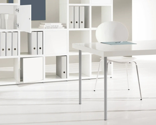 Kantoor met rek en bureau