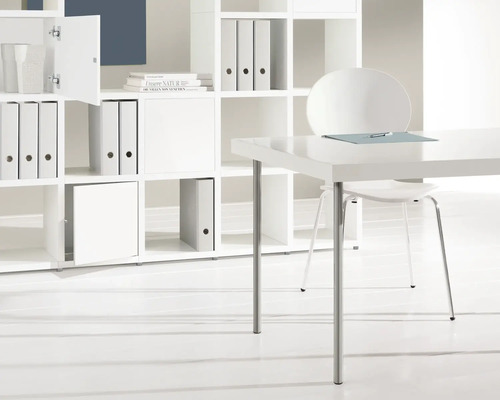 Kantooropstelling met bureau, stoel en rekkensysteem