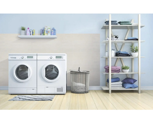 Wasruimte met wasmachine, droger, rek en wasmand