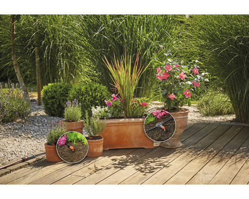 Terras met plantenirrigatiesysteem en beplante potten