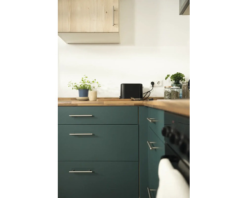 Keukenscène met spoelbak, werkblad, kasten en apparatuur