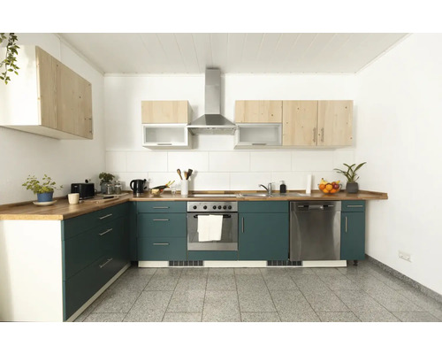 Lichte keuken met houten werkblad, spoelbak, fornuis en afzuigkap