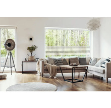 Woonkamer met bank, salontafel, vloerlamp en decoratieve kussens
