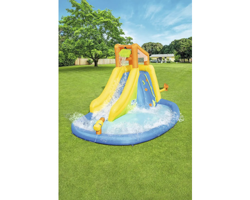 Opblaasbare waterglijbaan met zwembad in de tuin.