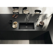 Keukenspoelbak met kraan in een moderne keuken