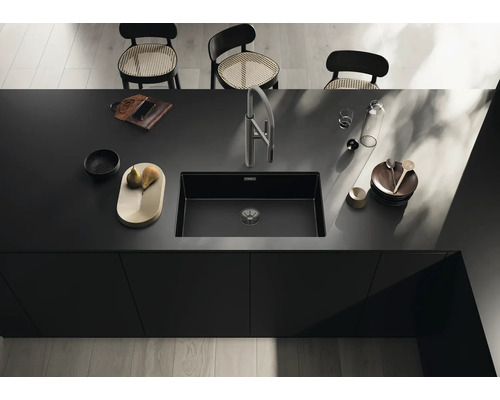 Keukenspoelbak met kraan in een moderne keuken