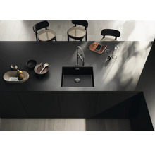 Composiet spoelbak met kraan op een donker werkblad