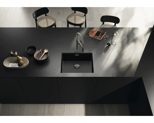 Composiet spoelbak met kraan op een donker werkblad