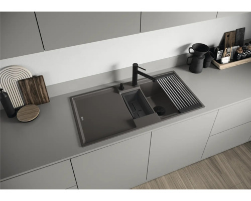 Keukenspoelbak met afdruiprek, wasbak en kraan in een moderne keukenomgeving.