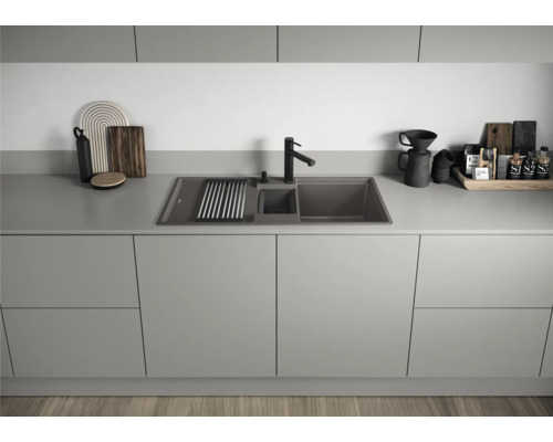 Spoelbak met afdruiprek en kraan in een moderne keuken