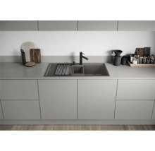 Spoelbak met afdruiprek en kraan in een moderne keuken.