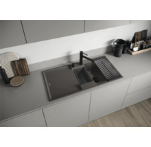 Keuken spoelbak met afdruiprek, gootsteen, zeepdispenser en kraan in een moderne keuken