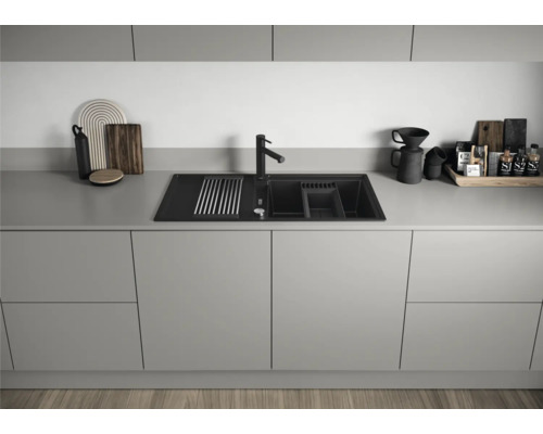 Spoelbak in een moderne keuken met grijze kasten