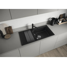 Spoelbak met afdruiprek en keukenkraan in een moderne keuken