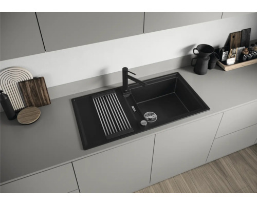 Spoelbak met afdruiprek en kraan in een moderne keuken.