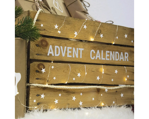 Houten kist als adventskalender met sterren en lichtjes