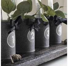 Advent krans met cijfers, linten, kaarsen en decoratie op houten dienblad
