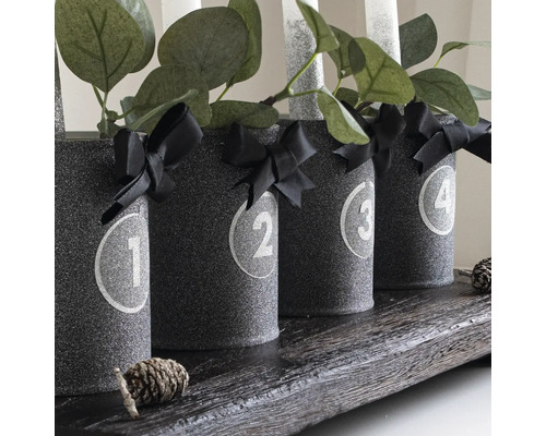 Advent krans met cijfers, linten, kaarsen en decoratie op houten dienblad