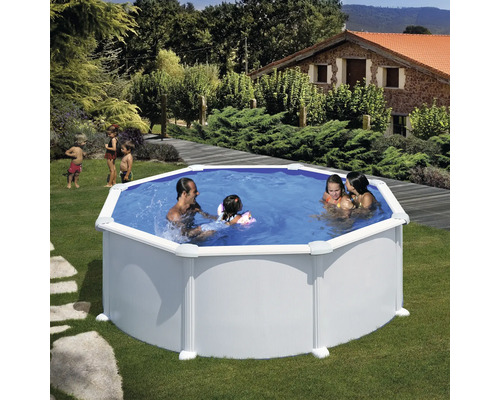 Familie zwemt in een stalen frame zwembad in de tuin