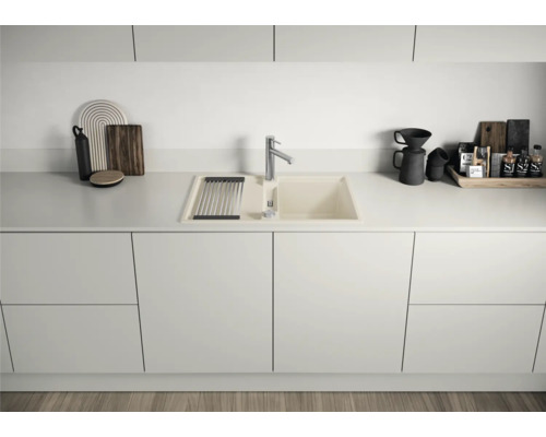 Keukenspoelbak met afdruiprek en kraan in een moderne keuken