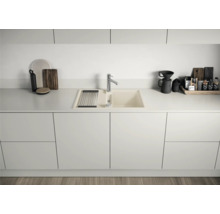 Spoelbak in een keuken met afdruiprek en kraan