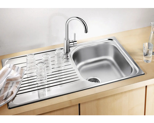 Roestvrijstalen spoelbak met afdruiprek en kraan