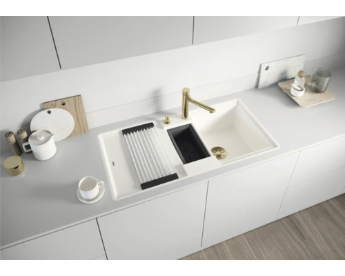 Moderne keuken met wasbak, afdruiprek en armatuur