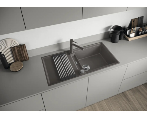 Composiet spoelbak met afdruiprek en kraan in een moderne keuken