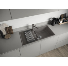 Keukenscène met spoelbak, afdruiprek en kraan in een moderne keukenomgeving.