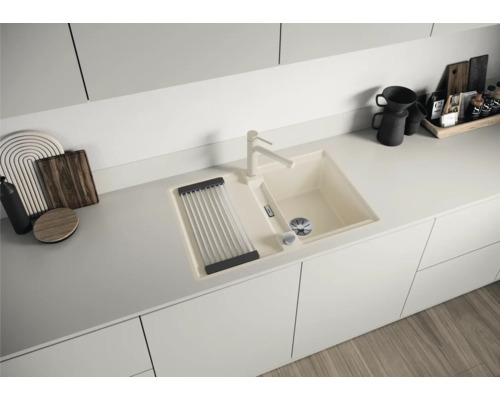 Keuken spoelbak met afdruiprek en kraan in een helder keukenontwerp.