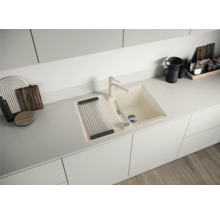 Spoelbak met afdruiprek en keukenkraan in een moderne keuken