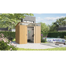 Houten tuinkast met schuifdeuren en bovenlicht in een tuin