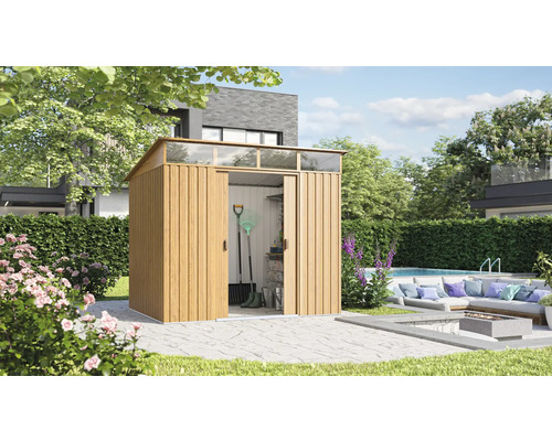 Houten tuinkast met schuifdeuren en bovenlicht in een tuin