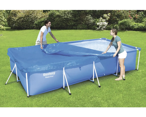 Personen dekken rechthoekig zwembad af met zwembadafdekking