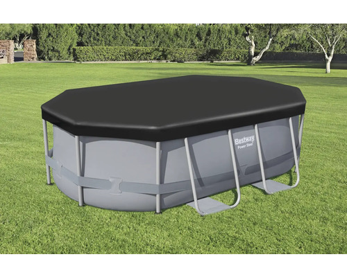 Afgedekt zwembad op een groen gazon