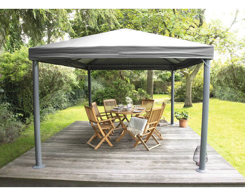 Tuinscene met tuinpaviljoen, tuintafel en stoelen op een houten terras