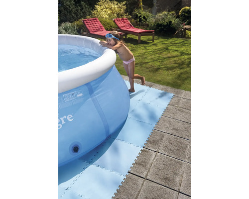 Scene met een rond opzetzwembad en een meisje met zwembril, omgeven door puzzelmatten in de tuin.