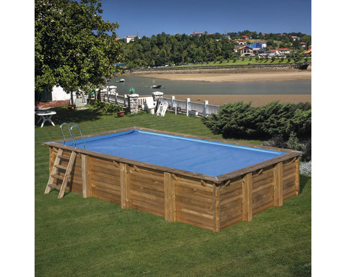 Houten zwembad met afdekking en ladder in de tuin