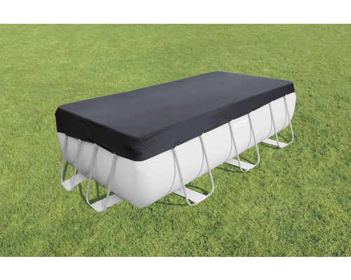 Afgedekt rechthoekig zwembad met afdekzeil