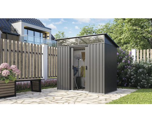 Metalen tuinhuis met schuifdeur en bovenlicht in de tuin