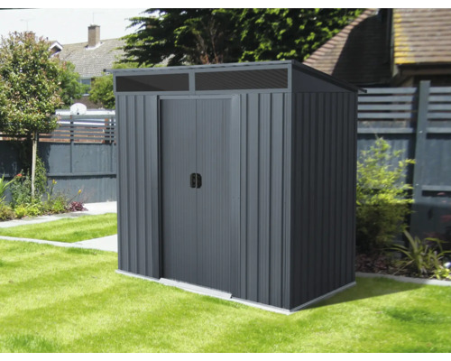 Metalen tuinhuis op gazon