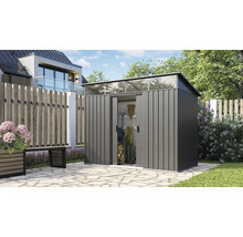 Tuinkast met schuifdeur en bovenlicht in een tuin