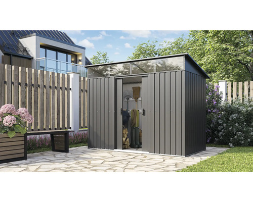 Tuinkast met schuifdeur en bovenlicht in een tuin