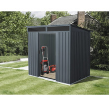 Metalen gereedschapsschuur met open schuifdeur en grasmaaier