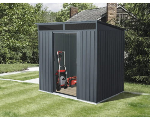 Metalen gereedschapsschuur met open schuifdeur en grasmaaier