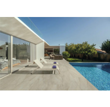 Buitenkant met zwembad, ligstoelen en tegelvloer