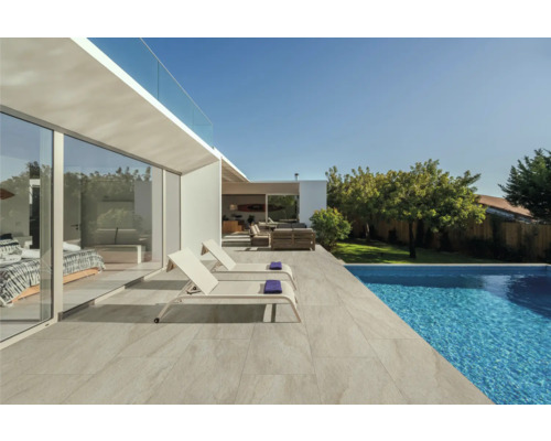 Buitenkant met zwembad, ligstoelen en tegelvloer