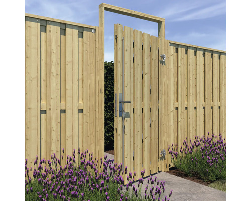 Geopende houten tuinpoort in houten schutting