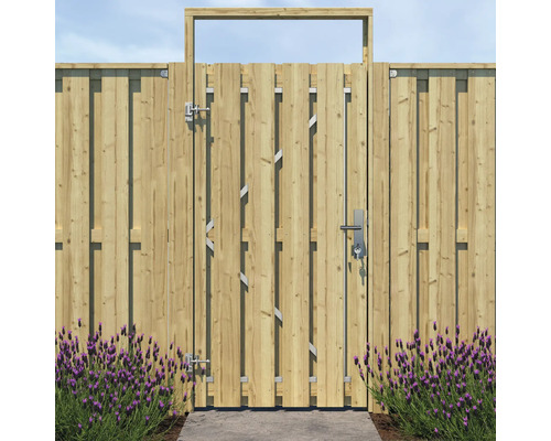 Houten schutting met afsluitbare tuinpoort en lavendelbed