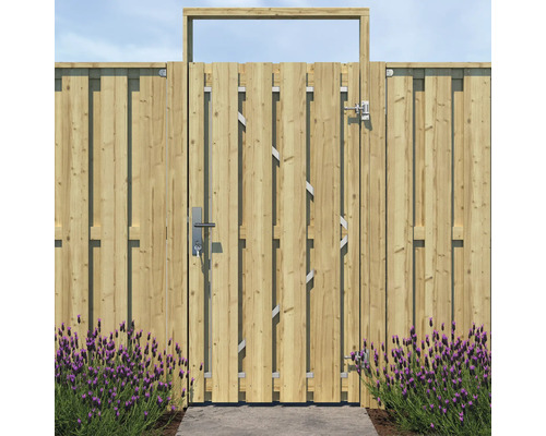 Houten schutting met tuinpoort en metalen beslag
